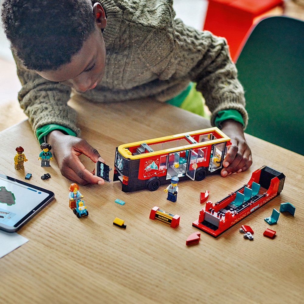 Ce bus LEGO City peut être combiné à d’autres modèles de la gamme LEGO City