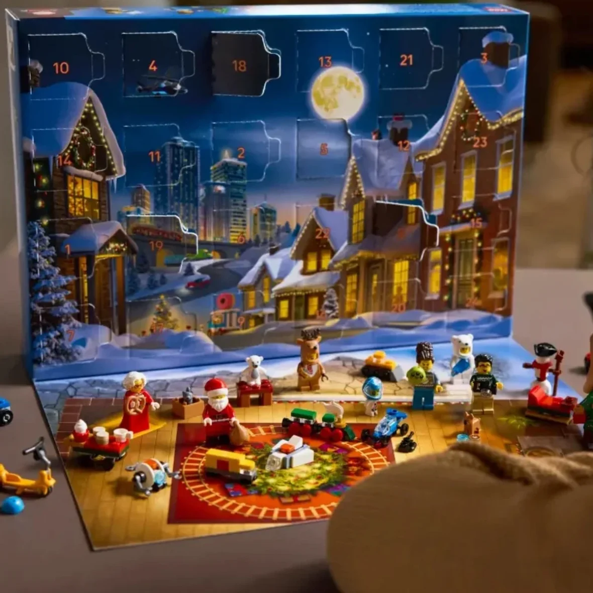 Compte à Rebours Avant Noël avec 24 Surprises Dont Un Train, Une Voiture, Un Tracteur & 7 Minifigurines