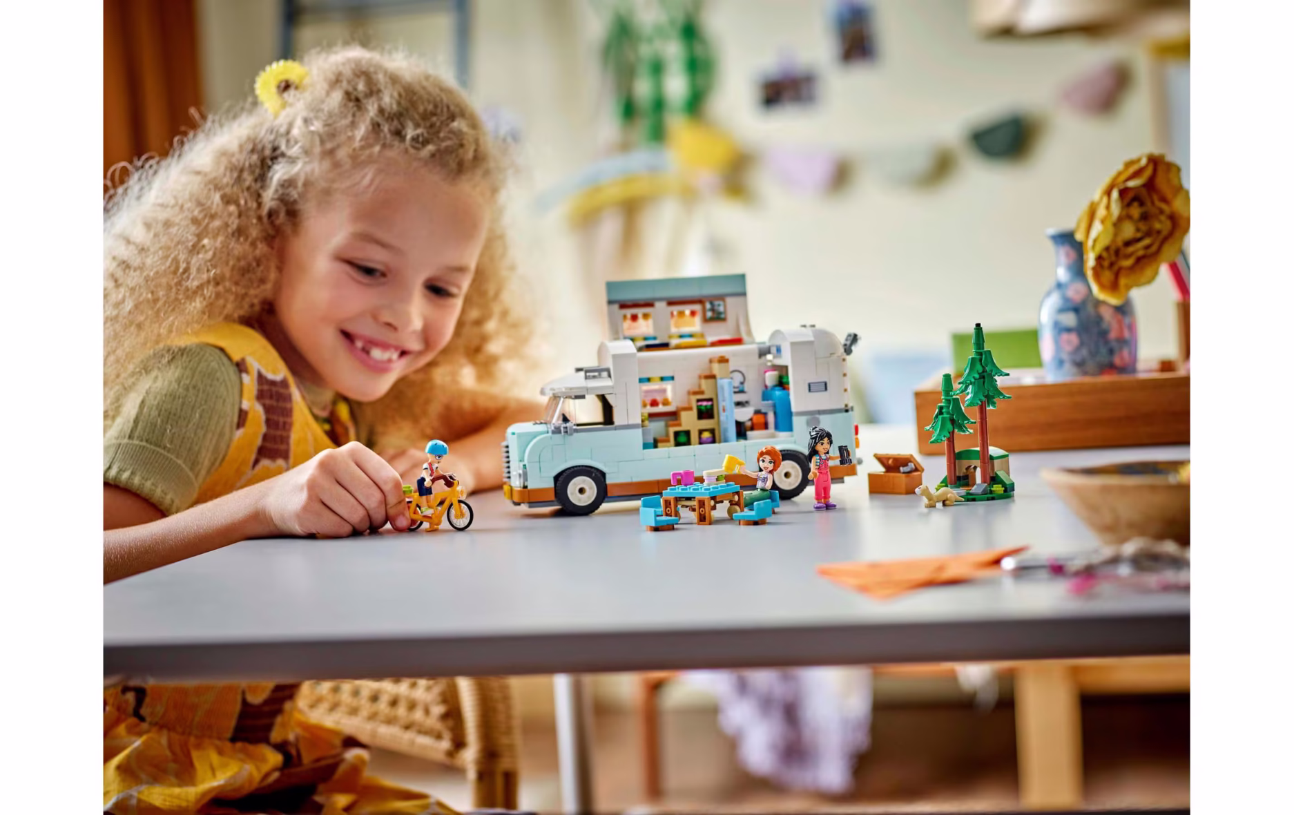 LEGO Friends Aventure en camping-car, coffret de construction avec 3 mini-poupées et un furet pour des jeux de rôle amusants
