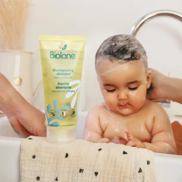 Biolane-Shampooing-Douceur-nettoie-et-demele-en-un-seul-geste-les-cheveux-de-bebe