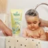 Biolane-Shampooing-Douceur-nettoie-et-demele-en-un-seul-geste-les-cheveux-de-bebe