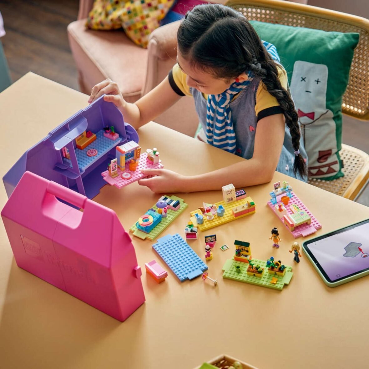 LEGO Friends 42697 La maison de poupée dans la valise créative – vue 2